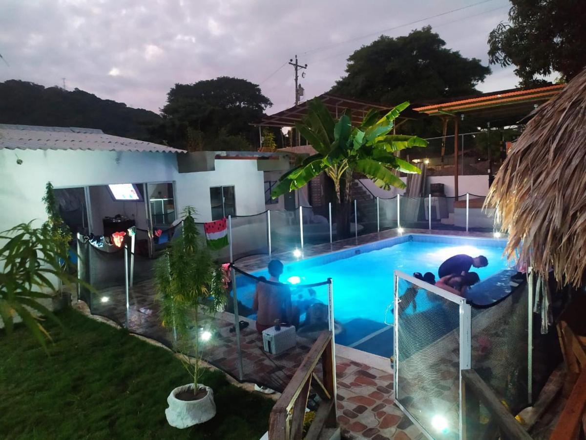 פאלומינו Hostal La Sierra Nevada מראה חיצוני תמונה